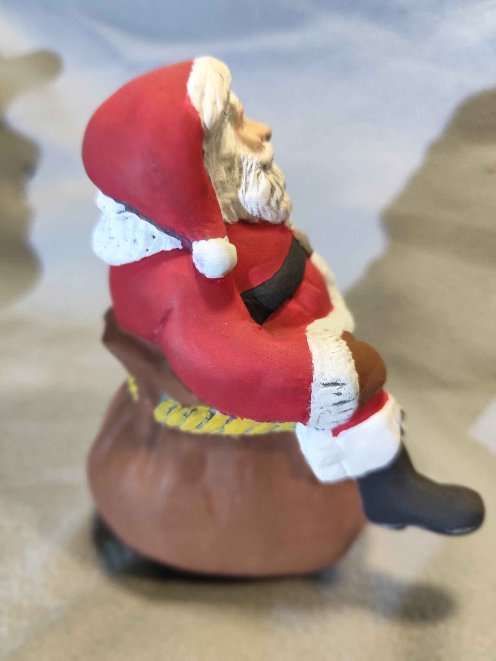 Kleiner Weihnachtsmann auf Sack sitzend – Bild 2