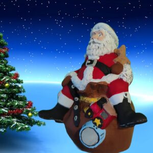 Kleiner Weihnachtsmann auf Sack sitzend