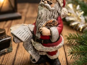 Handbemalter Keramik-Weihnachtsmann mit Wunschliste als Geschenkidee